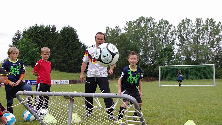Armin Eck betreibt gemeinsam mit Claudio Eismann eine private Ferien-Fußballschule für Kinder.