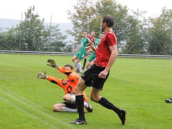 Im Brennpunkt: Torwart Philipp Werner (SV Garitz) klärt gegen Johannes Feser (FC Fuchsstadt). Foto: Hopf