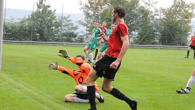 Im Brennpunkt: Torwart Philipp Werner (SV Garitz) klärt gegen Johannes Feser (FC Fuchsstadt). Foto: Hopf