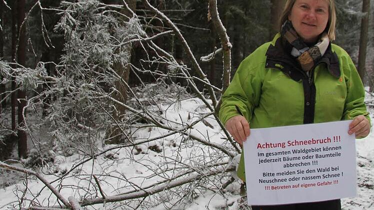 Stadtförsterin Carmen Hombach hat die Warnschilder schon vorbereitet und empfiehlt, jetzt den Wald zu meiden. Foto: Sonja Adam