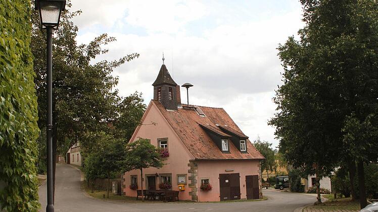 Das alte Gemeindehaus mit Glockenturm dient den Bürgern und Gläubigen genauso wie der Feuerwehr oder dem Gemeinderat bei Sitzungen mitten im grünen Ort..  Foto: Geiling