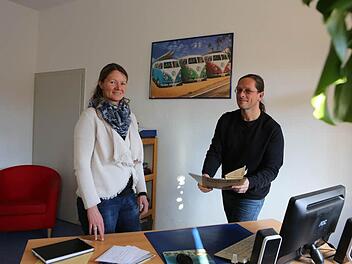 Marianne Pickel und Dietmar Schuberth im Awo-Büro in der Waisenhausstraße. Foto: Barbara Herbst