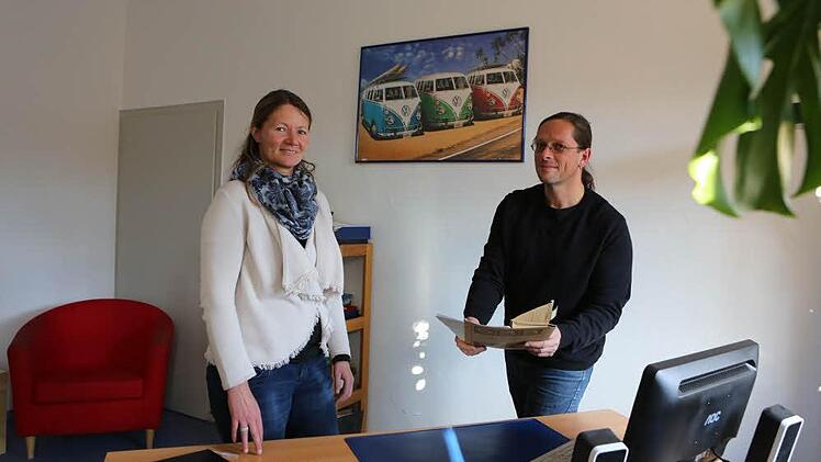 Marianne Pickel und Dietmar Schuberth im Awo-Büro in der Waisenhausstraße. Foto: Barbara Herbst