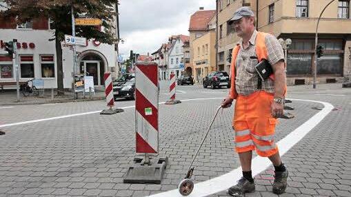 Die Markierung wurde bei fließendem Verkehr vorgenommen.