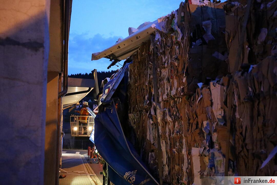 Lkw bleibt in Gefrees an Vordach hängen