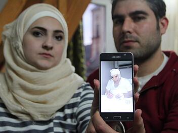 Am Smartphone verfolgen Ammar Zaidan und seine Frau Arij Cherbaij den Gesundheitszustand seines Vaters. Er wurde kürzlich in Syrien operiert. Foto: Ulrike Müller
