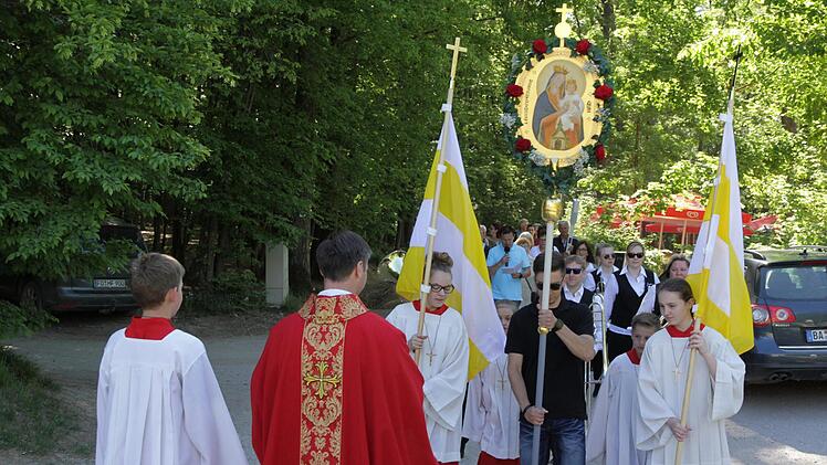 Pfarrer Matthias Steffel gibt den Wallfahrergruppen den Segen. Foto: Mathias Erlwein