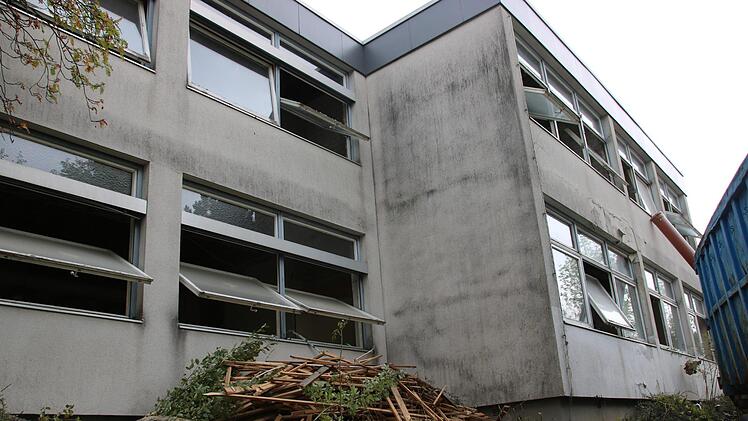 Derzeit wird die Schmeilsdorfer Schule entkernt. Bald rollen die Abrissbagger an. Foto: Jürgen Gärtner