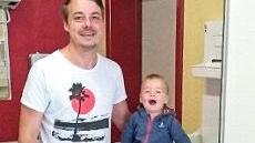 Tobias Gion mit Jona und Mika hat den neuen Wickelplatz schon erfolgreich getestet. Foto: privat