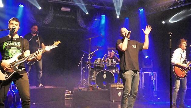 Die Band "Full Metal Jacket" war Headliner des Abends beim Rockfestival in Zeil. Der Schlagzeuger Fredy ist ein Zeiler hatte somit quasi ein Heimspiel.  Foto: Christian Licha