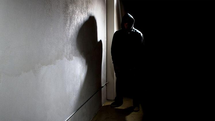 Niedergeschlagen und ausgeraubt wurde Anfang Januar ein 23-Jähriger in Altdorf bei Nürnberg. Die Kripo Schwabach ermittelt. Symbolfoto: Rommel Canlas