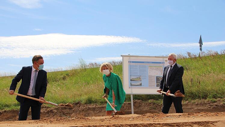 Beim Spatenstich von links: Die Landräte Alexander Tritthart (Erlangen-Höchstadt), Tamara Bischof (Kitzingen) und Johann Kalb (Bamberg). Fotos: Niklas Schmitt