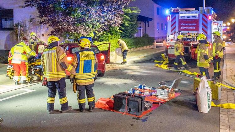 Sonnefeld: Auto in Gartenmauer löst Feuerwehreinsatz aus - Rettungsdienst muss Insassen befreien
