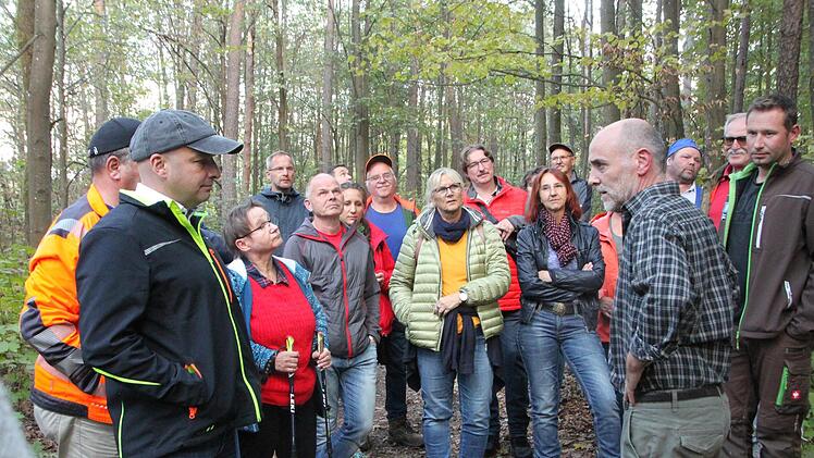 Stadträte und Stadträtinnen sowie Interessierte informierte Stadtförster Jörg Mäckler (2. von rechts) über Probleme des Stadtwaldes. Foto: Heike Beudert