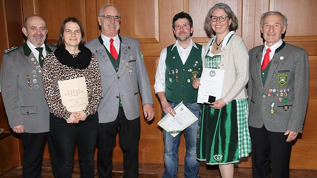 Ehrungen beim Sch&uuml;tzenverein Wannigtal: Unser Foto zeigt (von links) Gausch&uuml;tzenmeister Armin Hahn, Anja Karch (40 Jahre im Verein), Peter Saal (50 Jahre aktives Schie&szlig;en), Marco Kehl (zehn Jahre aktiv), Bianca Weigand (Protektorabzeichen) und Ehr...