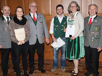 Ehrungen beim Schützenverein Wannigtal: Unser Foto zeigt (von links) Gauschützenmeister Armin Hahn, Anja Karch (40 Jahre im Verein), Peter Saal (50 Jahre aktives Schießen), Marco Kehl (zehn Jahre aktiv), Bianca Weigand (Protektorabzeichen) und Ehr...