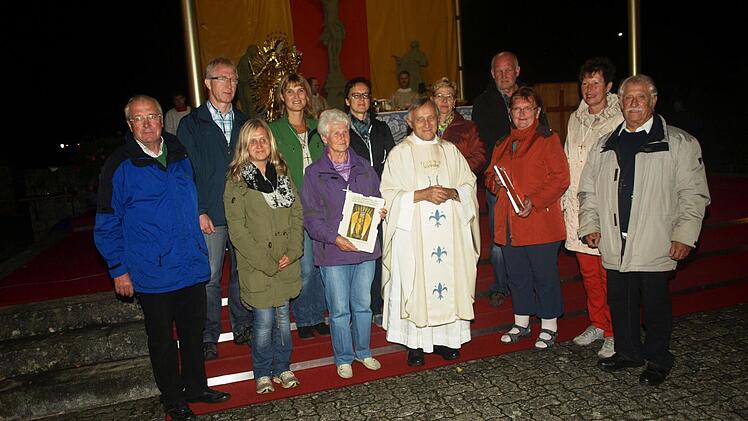 Zum 147. Mal pilgerten die Oerlenbacher nach Retzbach. Tradition haben Ehrungen für 25. bzw. 40. Teilnahme. Auf unserem Foto (von links) stellvertretender Wallfahrtsführer Otmar Lutz, Lorenz Schneider, Susanne Erhard, Stefanie Lutz, Elisabeth Elting, Marianne Gößmann, Pfarrer Gerold Postler, Ilse Erhard, Dieter Seufert, Karin Bauer, Maria Renninger und Wallfahrtsführer Otmar Seidl.