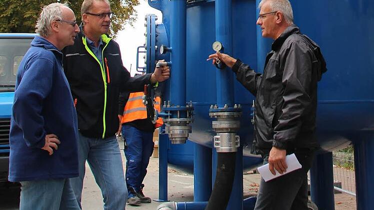 Letzte Besprechungen, ehe die Aktivkohlefilter in der Raststraße ihre Arbeit aufnehmen (von links): Michael Keis (ZAW), Peter Heerlein von Heka-Technik und Gerold Schnabl von der Stabsstelle Umwelt. Foto: Ulrike Nauer