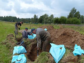 Auch 70 Jahre nach Ende des zweiten Weltkrieges: In Russland und anderswo in Osteuropa werden immer noch die sterblichen Überreste deutscher Soldaten geborgen, identifiziert und auf einen Friedhof umgebettet, damit die Nachkommen einen Ort zum Trauern haben. Archivfoto: Edgar Bartl