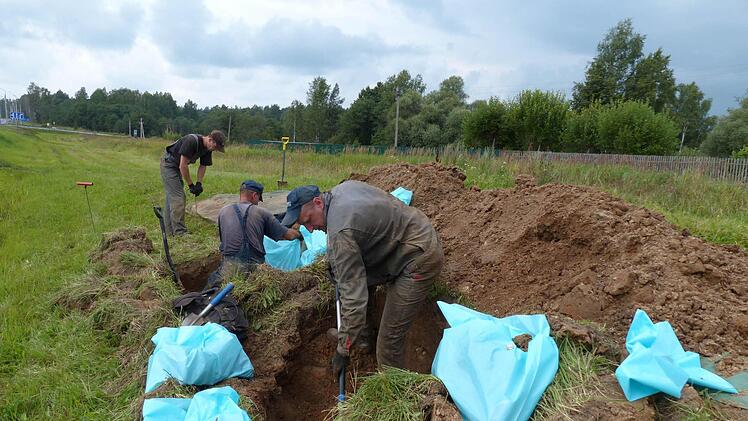 Auch 70 Jahre nach Ende des zweiten Weltkrieges: In Russland und anderswo in Osteuropa werden immer noch die sterblichen Überreste deutscher Soldaten geborgen, identifiziert und auf einen Friedhof umgebettet, damit die Nachkommen einen Ort zum Trauern haben. Archivfoto: Edgar Bartl