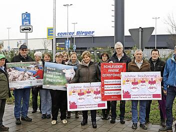 Landwirte aus der Region protestieren gegen die fallenden Preise für Fleisch. Foto: Matthias Hoch