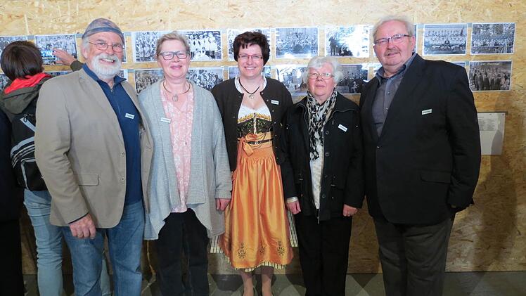 Die Macher der Bilderausstellung mit BM Patricia Schießer - von li nach re: Helmut Droll, Brigitte Droll, Maria Viering und Rudi Viering. Foto: Doris Bauer