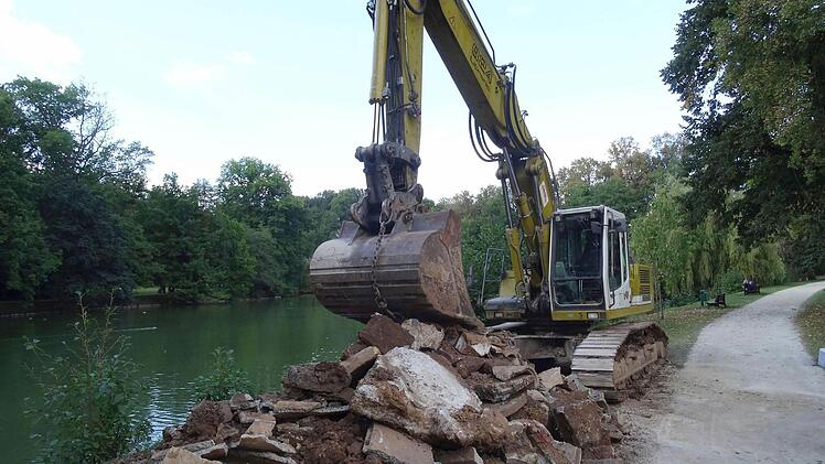 Der Abfluss des Schwanensees im Park von Schloss Rosenau wird erneuert.Foto: Jochen Berger