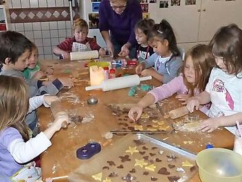 Die kleinen Plätzchenbäcker um Ute Böhm in der Lerchenfeld'schen Schlossküche Foto: Klaus-Peter Wulf