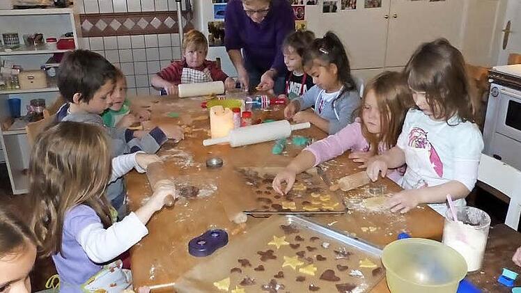 Die kleinen Plätzchenbäcker um Ute Böhm in der Lerchenfeld'schen Schlossküche Foto: Klaus-Peter Wulf