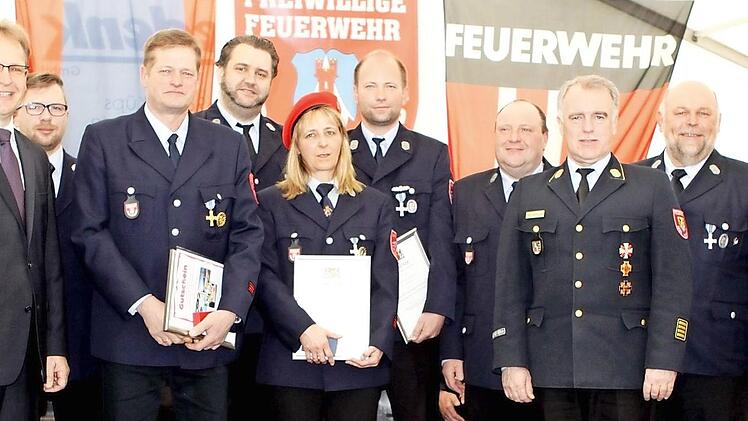 Gleich vier Staatliche Ehrenzeichen wurden bei Fest der Feuerwehr Oberlagenstadt verliehen. Im Bild die Ausgezeichneten mit den Ehrengästen und der Vereinsführung.  Foto: Michael Wunder