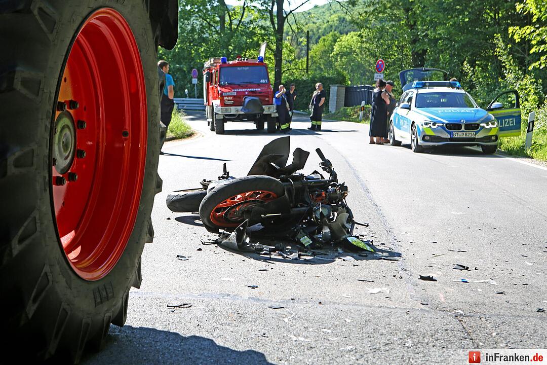 Kreis Bamberg: 17-jähriger Motorradfahrer fährt auf Traktor auf und wird schwer verletzt
