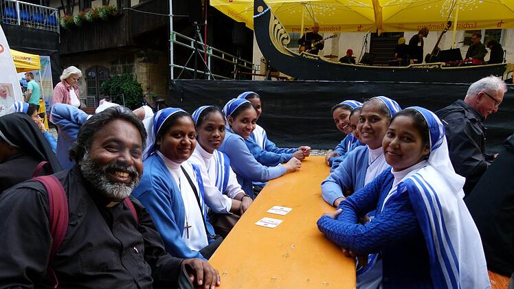 Pater Sunny John mit Sisters of Mary Immaculate, die in einem Bayreuther Caritas-Alten- und Pflegeheim arbeiten. Foto: Marion Krüger-Hundrup