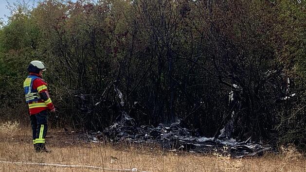 Ein Flugzeug st&uuml;rzte am Montag in einem Waldst&uuml;ck nahe W&uuml;rzburg ab und geriet dabei in Brand. Zwei Menschen wurden schwer verletzt. Die Feuerwehr musste das Feuer im Anschluss l&ouml;schen. Foto: News5/H&ouml;fig