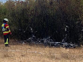 Ein Flugzeug stürzte am Montag in einem Waldstück nahe Würzburg ab und geriet dabei in Brand. Zwei Menschen wurden schwer verletzt. Die Feuerwehr musste das Feuer im Anschluss löschen. Foto: News5/Höfig