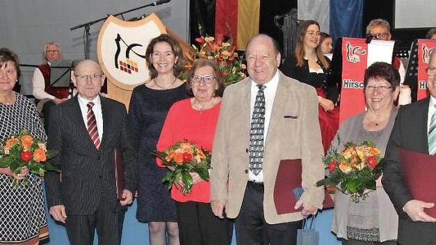 Die neuen Bürgermedaillenträger mit ihren Ehefrauen (v. l.): Dritter Bürgermeister Hans Wichert, Renate Ott, Hans Ott (Bürgermedaille), Zweite Bürgermeisterin Elke Eberl, Frau Popp, Hermann Popp (Bürgermedaille), Frau Dresel, Joseph Dresel, Bürgermeister Klaus Homann Foto: R. Mader