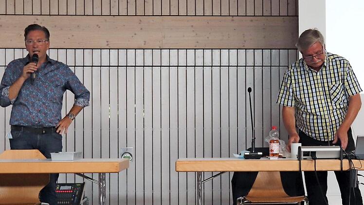 Die beiden Vorsitzenden der "Bioenergie Adelsdorf e.G.i.G.", Bürgermeister Karsten Fischkal und Jürgen Worrich  Fotos: Johanna Blum