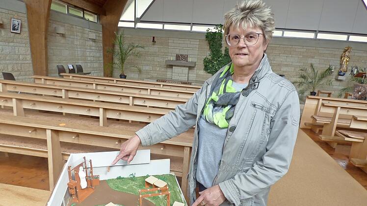 Die Kirchenpflegerin Silvia Roller mit dem Modell der Mariengrotte, die rund 18.000 Euro kosten soll.