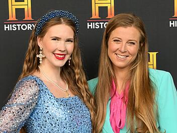 Melina Hoischen alias "Miss History" (links) ist gemeinsam mit Sportjournalist Marcel Reif Schirmherrin des History-Awards. Nina Eichinger (rechts) moderierte die Veranstaltung.