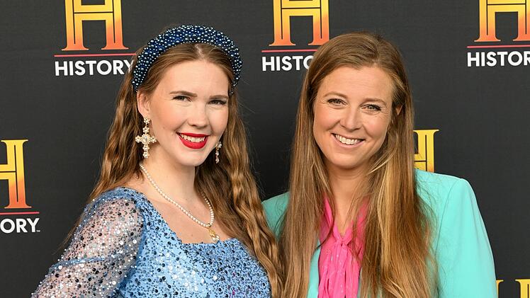 Melina Hoischen alias "Miss History" (links) ist gemeinsam mit Sportjournalist Marcel Reif Schirmherrin des History-Awards. Nina Eichinger (rechts) moderierte die Veranstaltung.