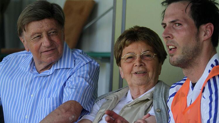 Bastian Renk (rechts) äußerst im Tageblatt-Interview seinen größten Wunsch: "Nach dem letzten Heimspiel will ich vom Platz gehen und Willi und Trude Schillig umarmen, um mich bei diesen beiden Menschen zu bedanken und zu verabschieden. Sie sind die Seele des VfL Frohnlach".