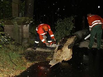 Stark gefordert war die Freiwillige Feuerwehr Unterschleichach wie viele Wehren im Landkreis in der Nacht zum 1. Juli 2012 bei der Beseitigung von Sturmschäden bei strömendem Regen und in Dunkelheit. Foto: sw
