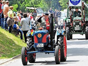 Vorne fährt ein alter Lanz aus dem Landkreis Kulmbach, dahinter ein MAN aus Altenplos: Die Oldtimer-Rundfahrt durch Schirradorf lockte zahlreiche Liebhaber historischer Fahrzeuge an. Fotos: Stephan Herbert Fuchs