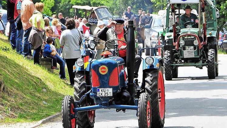 Vorne fährt ein alter Lanz aus dem Landkreis Kulmbach, dahinter ein MAN aus Altenplos: Die Oldtimer-Rundfahrt durch Schirradorf lockte zahlreiche Liebhaber historischer Fahrzeuge an. Fotos: Stephan Herbert Fuchs