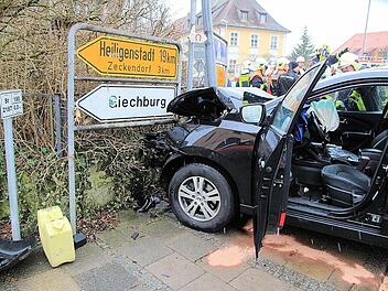 Beide Fahrzeuge wurden durch die Wucht des Zusammenstoßes an den Straßenrand und Mauern geschleudert. Foto: Ferdinand Merzbach
