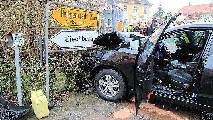 Beide Fahrzeuge wurden durch die Wucht des Zusammenstoßes an den Straßenrand und Mauern geschleudert. Foto: Ferdinand Merzbach
