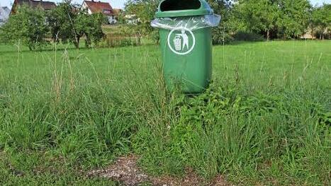 In der Hallerndorfer Flur gibt es seit Monaten mehrere Hundekotbeutelhalter mit Abfalleimern. Doch von manchen verantwortungslosen Hundehalter wird dies einfach ignoriert. Foto: Mathias Erlwein