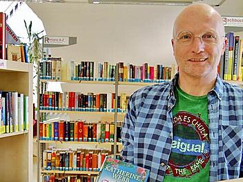 Büchereileiter Hubert Ziegler mit zwei Bestsellern. Foto: Sigismund von Dobschütz