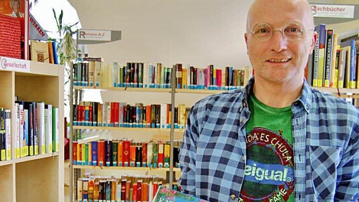 Büchereileiter Hubert Ziegler mit zwei Bestsellern. Foto: Sigismund von Dobschütz