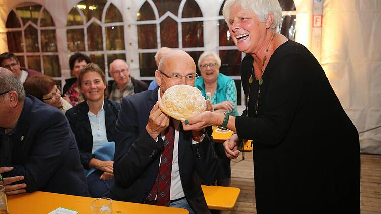 MGO-Geschäftsführer Walter Schweinsberg darf einmal kosten. Foto: RiegerPress