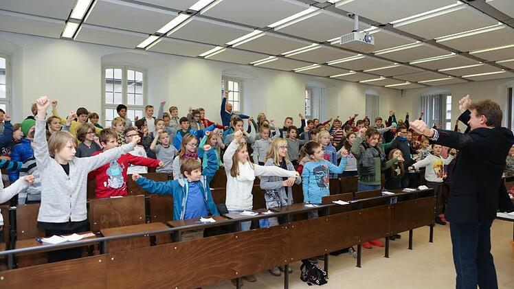 Stefan Voll (rechts) streute in der Kinder-Uni-Vorlesung zum Thema Sport für die Kids auch einige Übungen ein.  Fotos: Barbara Herbst